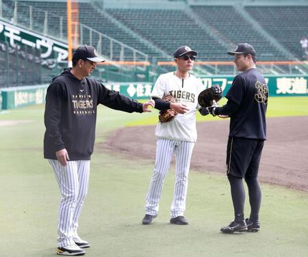 藤川監督（左）に声をかけられる栄枝（右）＝撮影・西田忠信