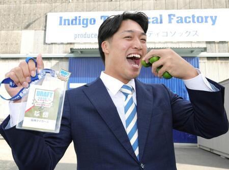 　ドラフト会場ＩＤを手に、徳島名産のすだちをアピールする四国ＩＬｐ徳島・石井康（撮影・坂部計介）