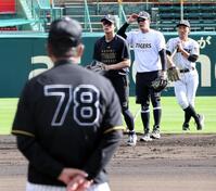 平田ヘッドコーチが見る中、ショートでノックを受ける小幡（左）と元山（撮影・田中太一）