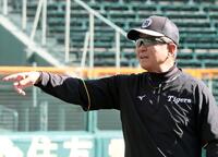 秋季練習の合流し、選手に檄を飛ばす平田ヘッドコーチ（撮影・田中太一）