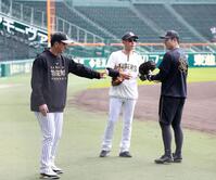 藤川監督（左）に声をかけられる栄枝（右）＝撮影・西田忠信