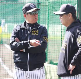 和田２軍監督（右）と話す平田ヘッドコーチ（撮影・西田忠信）
