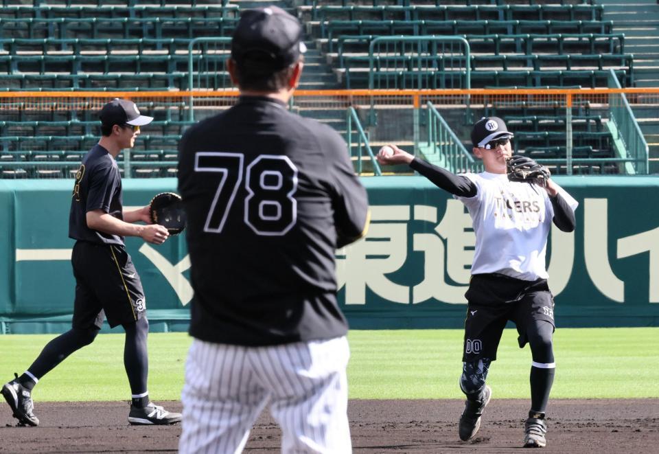 平田ヘッドコーチが見る中、ショートでノックを受ける元山（右）と小幡（撮影・田中太一）