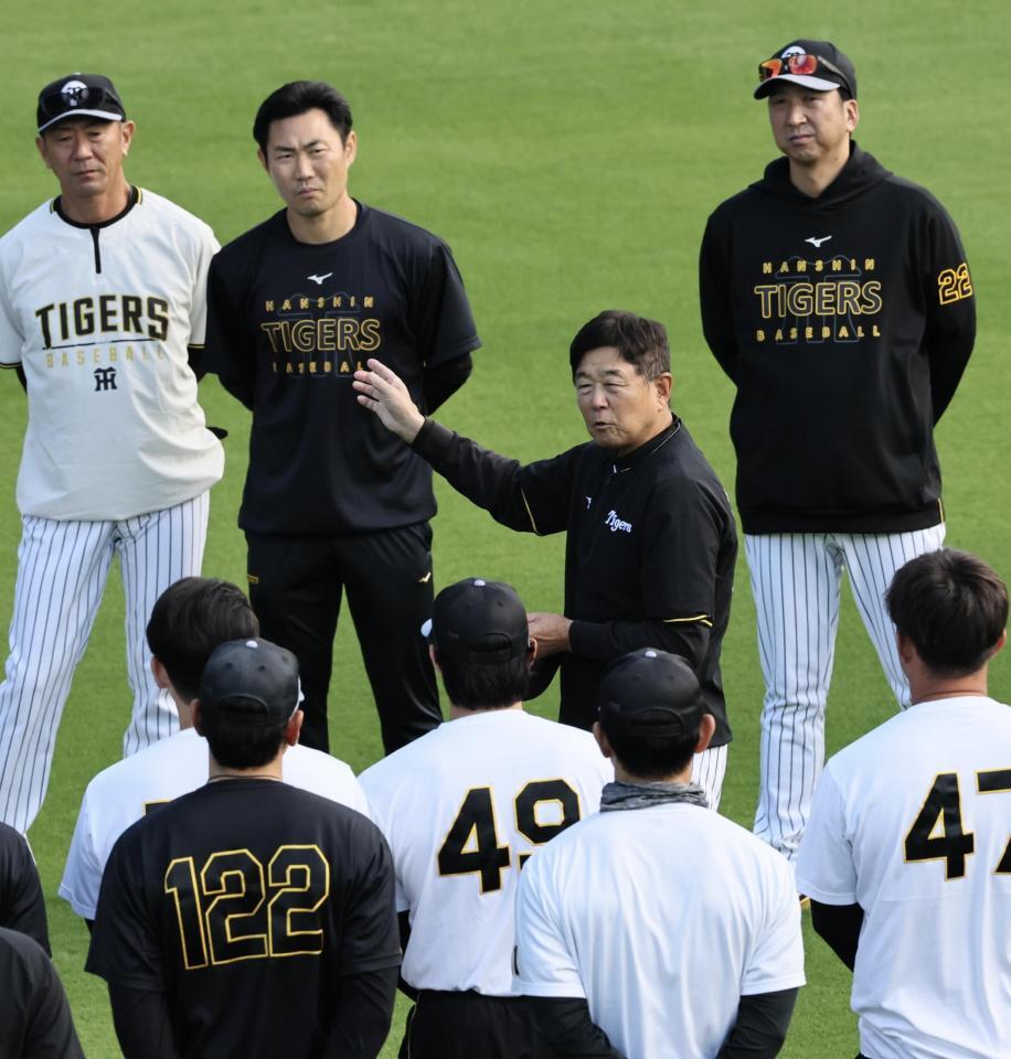 ナインに訓示する平田ヘッド。奥は藤川監督（撮影・田中太一）