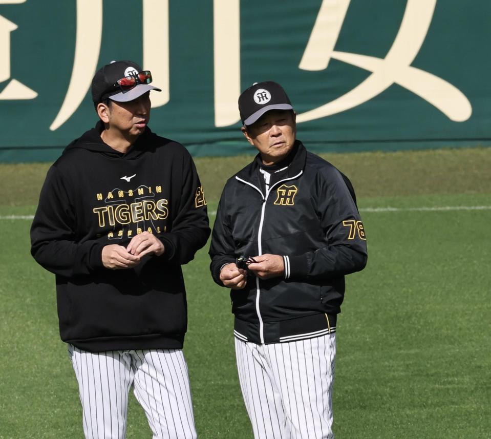 平田ヘッドと話をする藤川監督（撮影・田中太一）