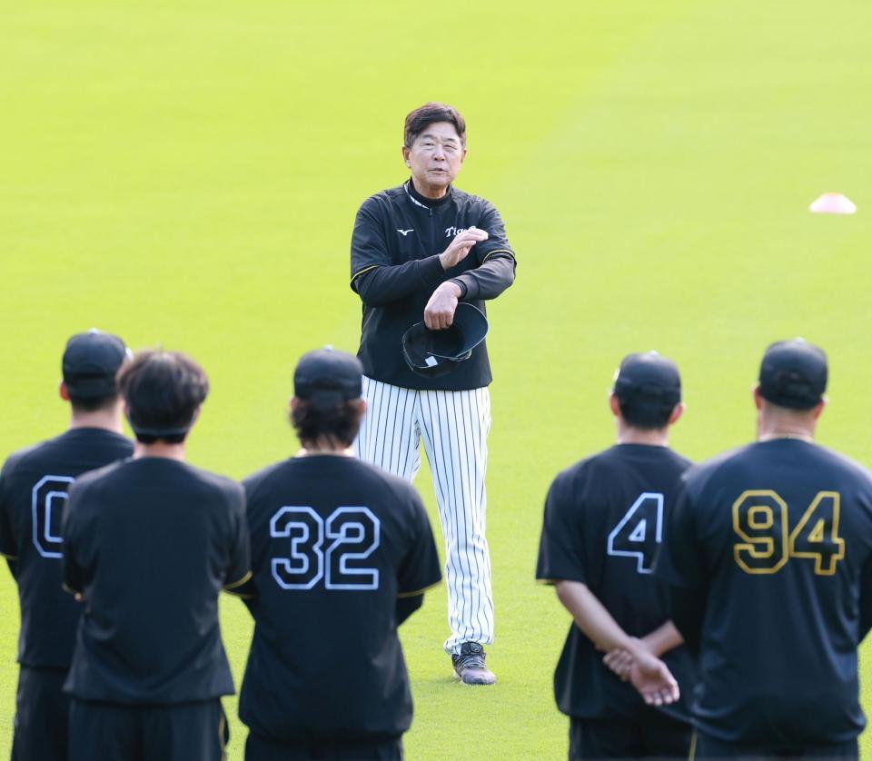 練習前、ナインに訓示する平田ヘッドコーチ（撮影・西田忠信）