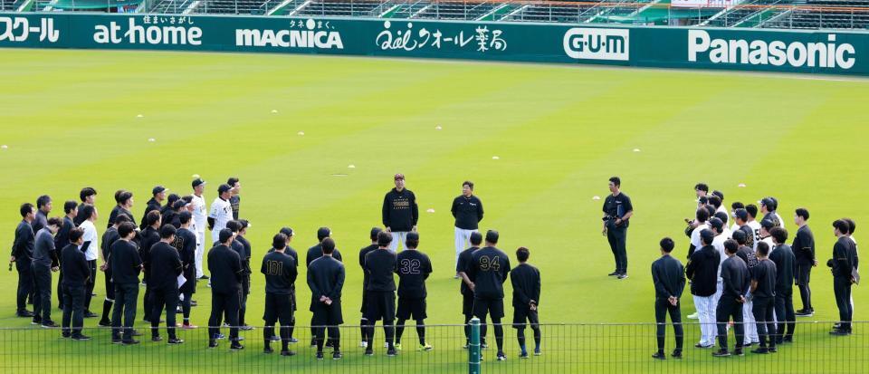 練習前、ナインに話をする藤川監督（中央左）と平田ヘッドコーチ（撮影・西田忠信）