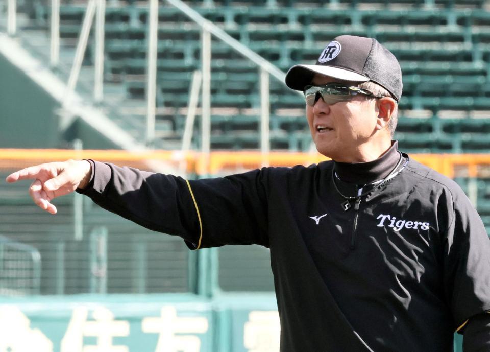 秋季練習の合流し、選手に檄を飛ばす平田ヘッドコーチ（撮影・田中太一）