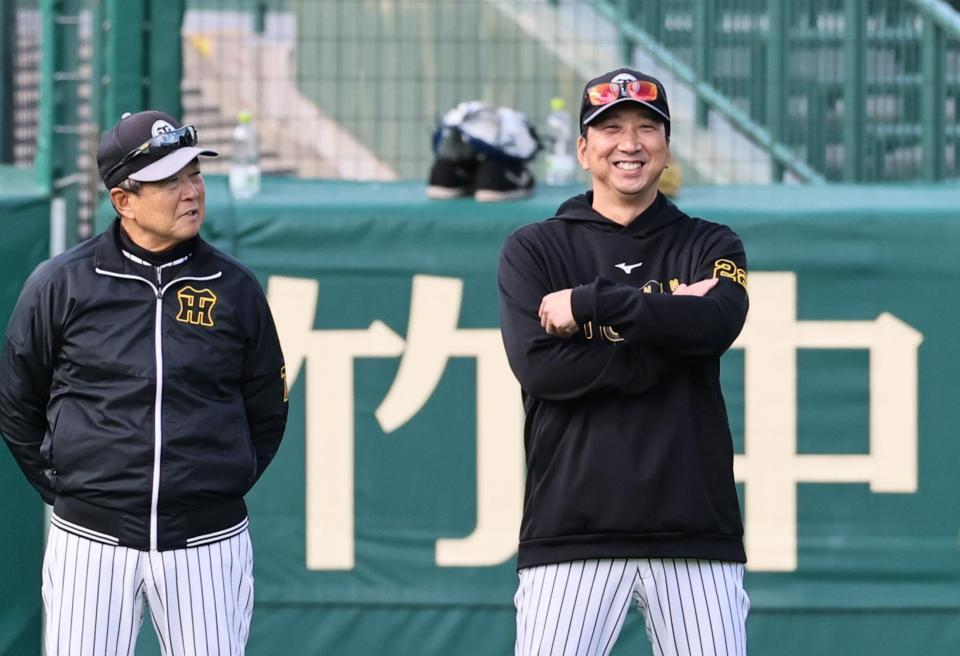 平田ヘッドコーチと話しをする藤川監督（撮影・田中太一）