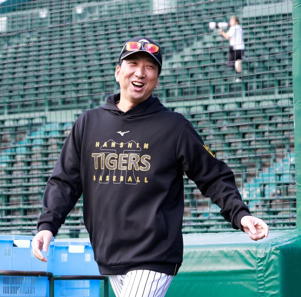 笑顔でグラウンド入りする藤川監督（撮影・西田忠信）