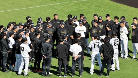 　練習前、藤川監督の話を聞く選手、コーチ、スタッフ（撮影・田中太一）