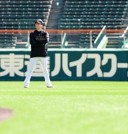 　腕組みして練習を見つめる藤川監督（撮影・西田忠信）