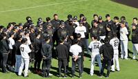 　練習前、藤川監督の話を聞く選手、コーチ、スタッフ（撮影・田中太一）