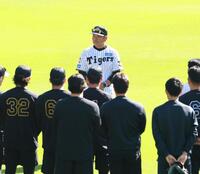 練習前、ナインに話をする野村作戦統括コーチ（撮影・西田忠信）