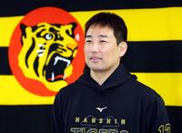 ＦＡ権を行使せず残留を決め、取材に応じる岩崎（撮影・山口登）
