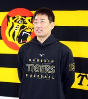 ＦＡ権を行使せず残留を決め、取材に応じる岩崎（撮影・山口登）