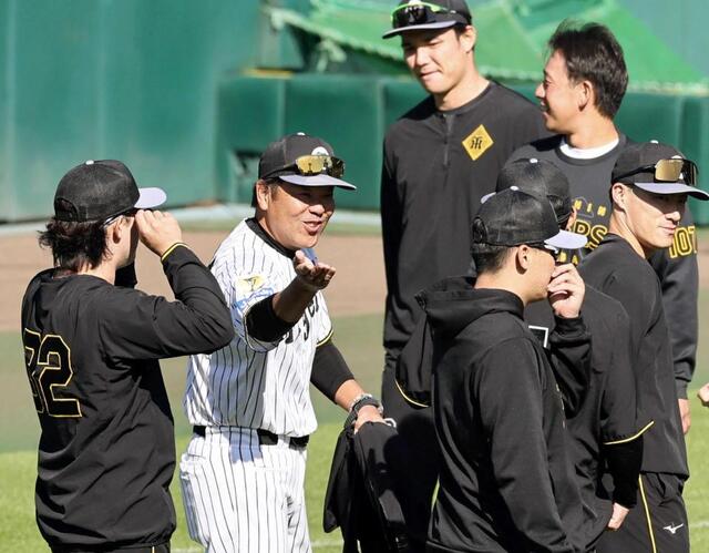 　秋季練習に合流した野村コーチは選手からあいさつを受け笑顔を見せる（撮影・田中太一）