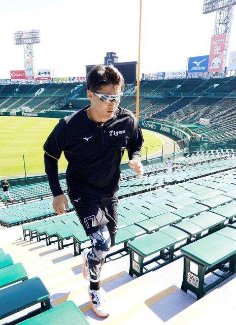 　階段ダッシュする元山（撮影・西田忠信）