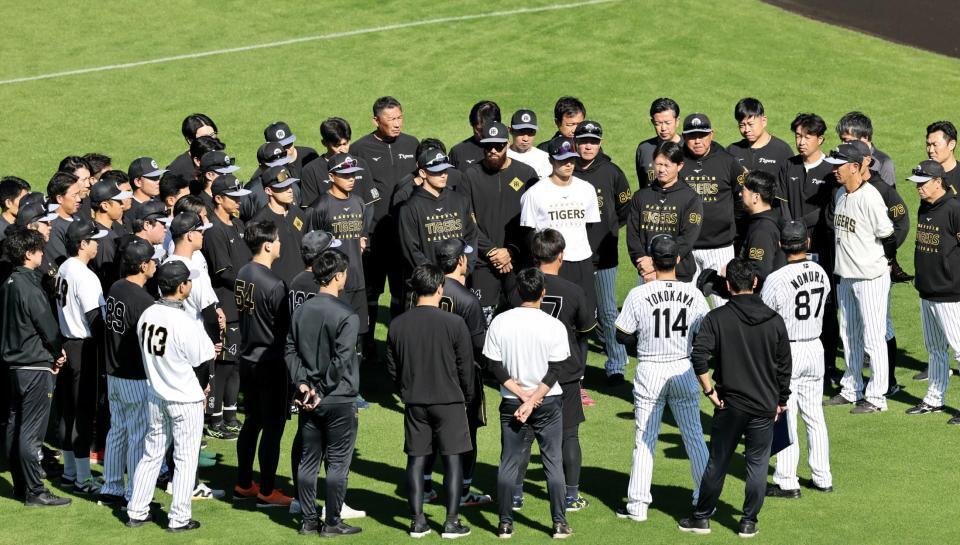 　練習前、藤川監督の話を聞く選手、コーチ、スタッフ（撮影・田中太一）