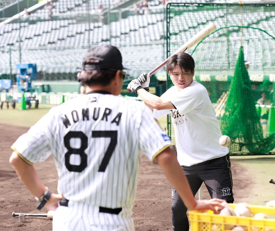 ・野村作戦統括コーチ（手前）が見守る中、打撃練習する小野寺（撮影・西田忠信）