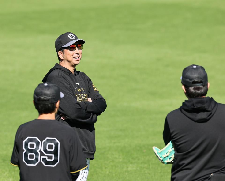 コーチ陣と話をする藤川監督（撮影・田中太一）