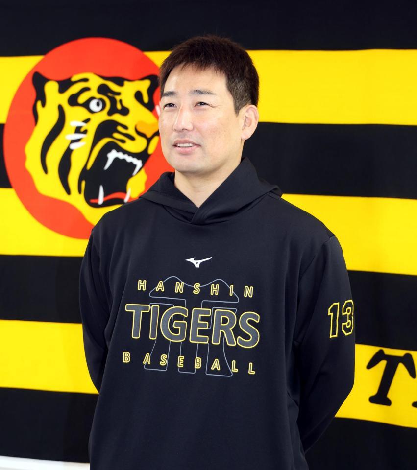 ＦＡ権を行使せず残留を決め、取材に応じる岩崎（撮影・山口登）