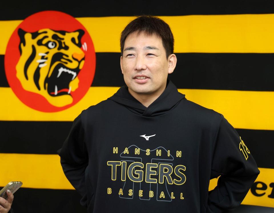 ＦＡ権を行使せず残留を決め、取材に応じる岩崎（撮影・山口登）