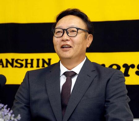 　巡回投手コーディネーターに就任し、会見する福原忍氏（撮影・山口登）
