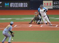 　交流戦の阪神戦で高橋（左）から中前打を放つ中川＝６月１３日