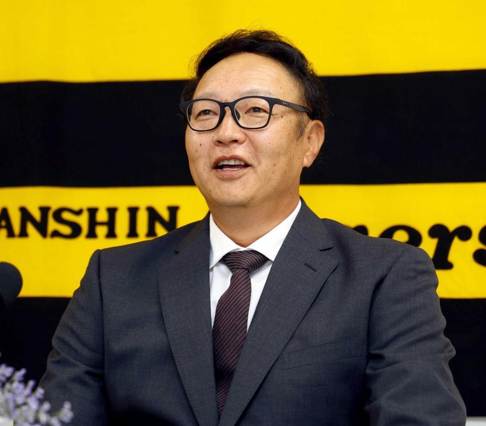 　巡回投手コーディネーターに就任し、会見する福原忍氏（撮影・山口登）