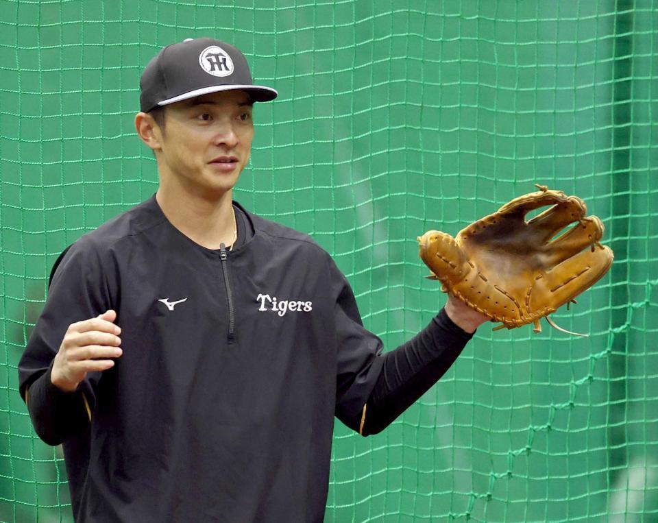 　網なしのグラブを手にする熊谷