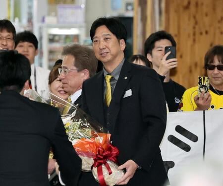 空港に到着し、花束を受け取る藤川監督（撮影・田中太一）