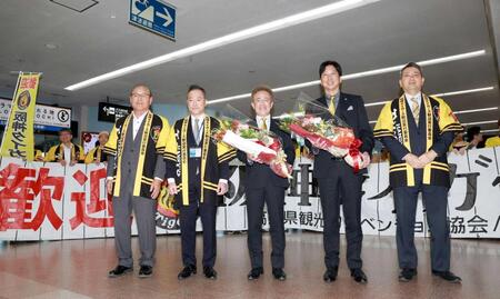 歓迎を受ける藤川監督（右から２人目）と粟井球団社長（同３人目）＝撮影・西田忠信