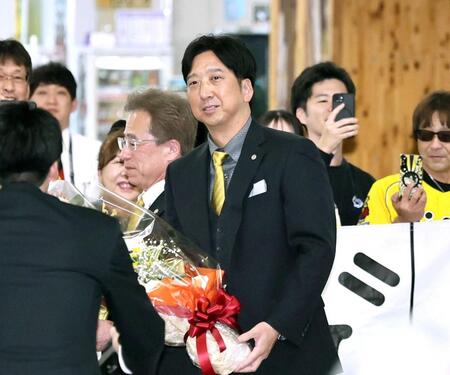　高知入りし、歓迎セレモニーで花束を受け取る藤川監督（撮影・田中太一）