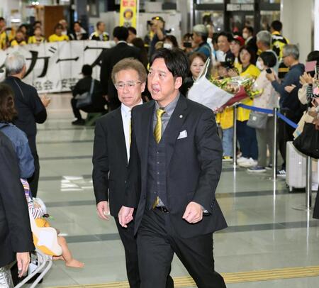 高知入りした藤川監督（右）と粟井一夫球団社長（撮影・田中太一）
