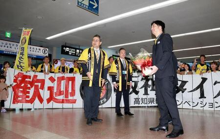 歓迎セレモニーで花束を受け取る藤川監督（右）＝撮影・西田忠信