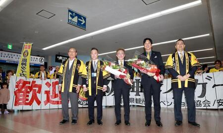 高知空港で歓迎を受ける藤川監督（右から２人目）と粟井一夫球団社長（同３人目）＝撮影・西田忠信