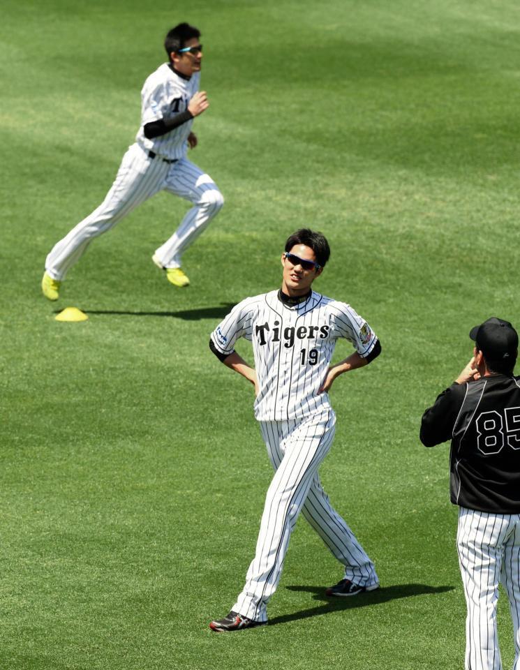 登板に向け調整する藤浪晋太郎と能見篤史＝甲子園（撮影・持木克友）