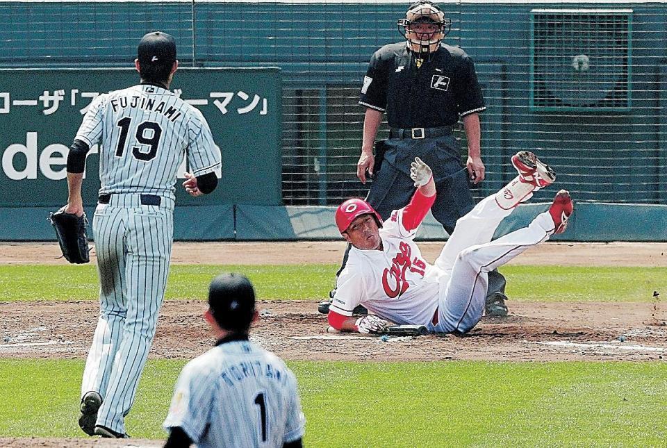 ２回、２球連続のインコース攻めに尻もちをつく黒田