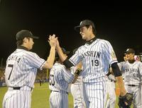 完投した阪神・藤浪晋太郎は阪神・西岡剛の出迎えを受けタッチを交わす＝神宮（撮影・田中太一）