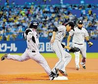 ２回、雄平（左）の一ゴロでゴメス（右）からの送球を受け、ベースを踏む藤浪（撮影・吉澤敬太）