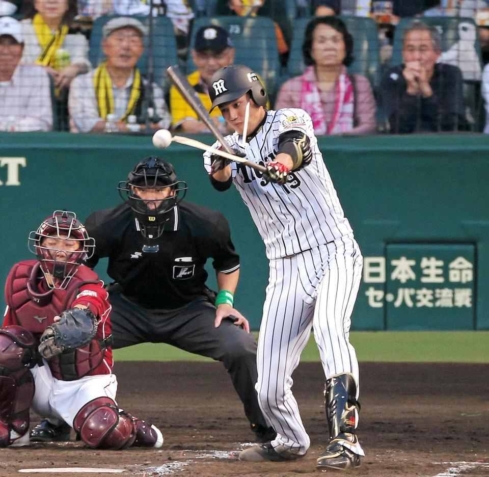 ３回、バットをへし折られながらも内野安打を放つ藤浪（撮影・飯室逸平）