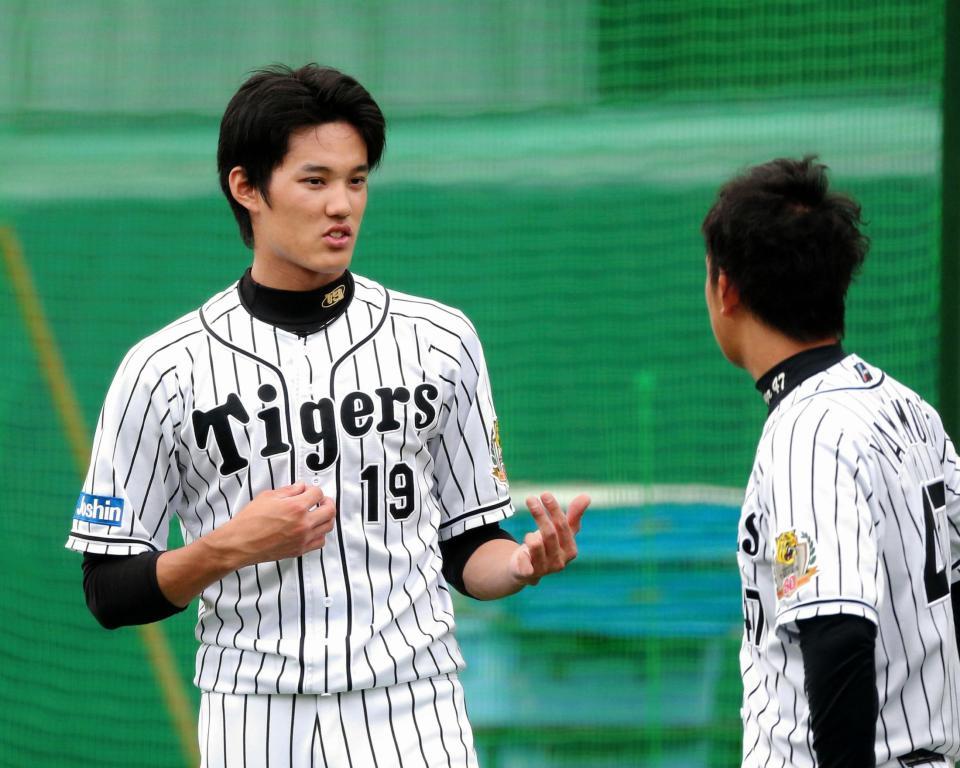 球場のＢＧＭに合わせ“エアギター”を奏でる！？阪神・藤浪晋太郎＝甲子園（撮影・飯室逸平）