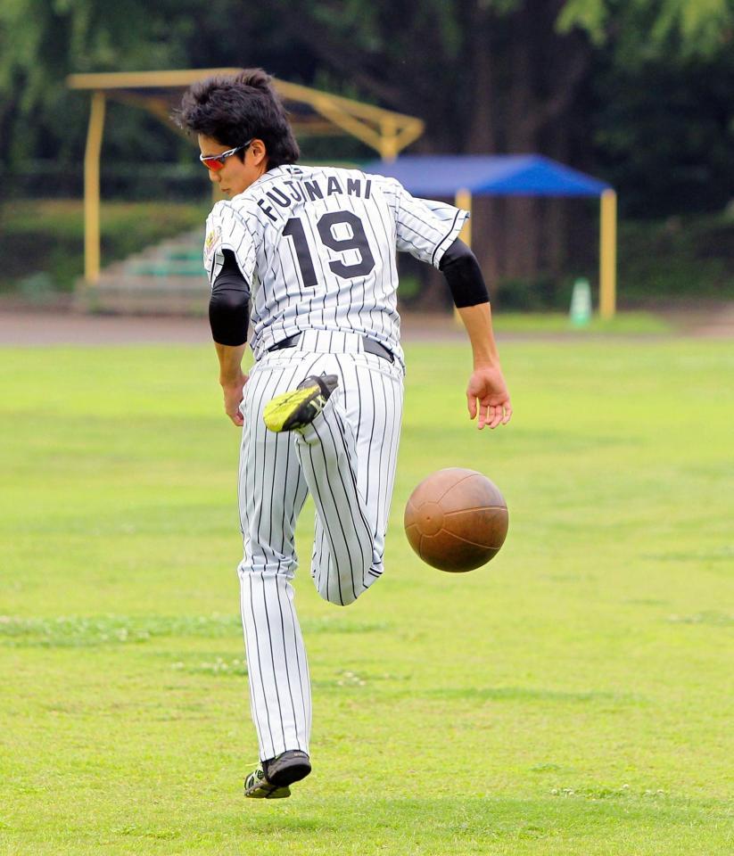 ヒールキックを見せる藤浪（撮影・棚橋慶太）