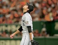 ６回、長野に適時打を浴び、天を仰ぐ藤浪（撮影・田中太一）