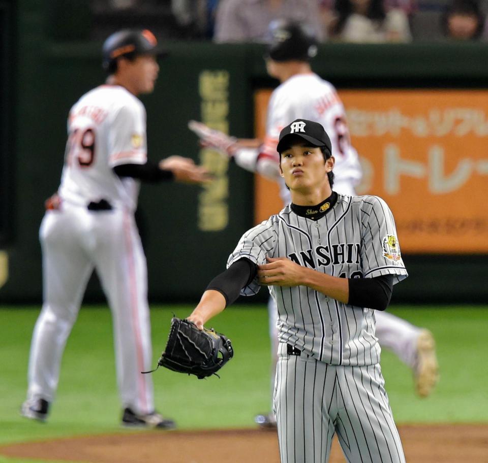 １回巨人２死、坂本勇人に先制ソロを打たれた阪神・藤浪晋太郎＝東京ドーム（撮影・吉澤敬太）