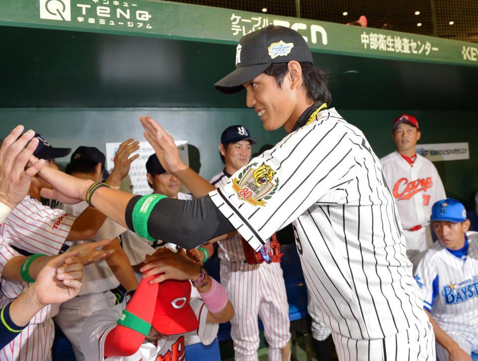 最優秀選手賞に選ばれ、ナインとタッチを交わす阪神・藤浪晋太郎＝東京ドーム（撮影・吉澤敬太）