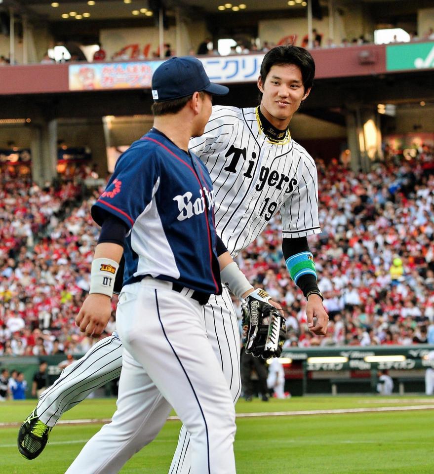 森友哉（左）に蹴りを入れる阪神・藤浪晋太郎＝マツダスタジアム（撮影・園田高夫）