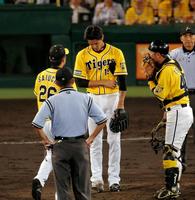 ４回途中、まさか６失点で降板する阪神・藤浪晋太郎＝甲子園（撮影・飯室逸平）