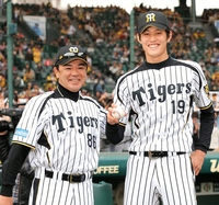 プロ初勝利を挙げた藤浪は和田監督（左）に迎えられウイニングボールを手に笑顔を浮かべる（撮影・田中太一）